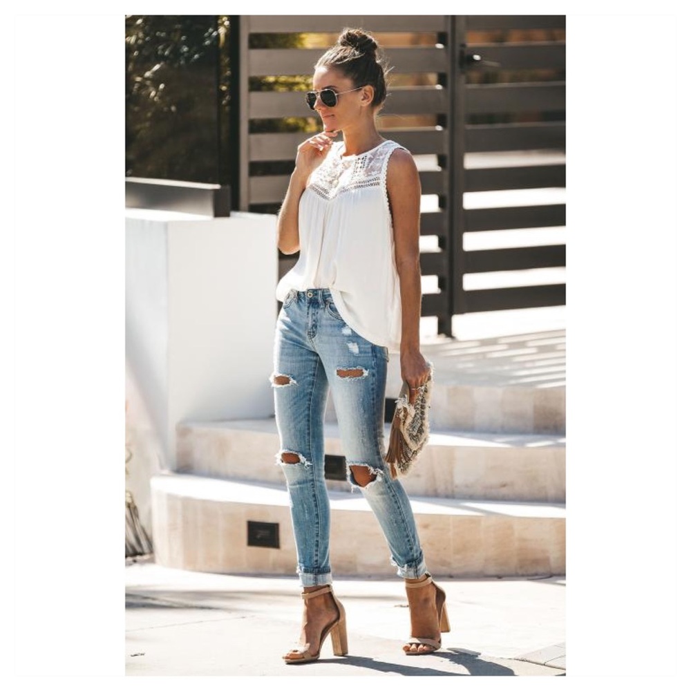 🆕 floral lace yoke sleeveless top - Picture 2 of 3
